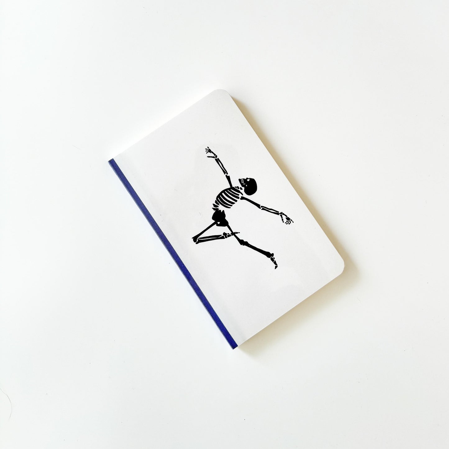 Foto de libreta chica con dibujo de calaca bailando