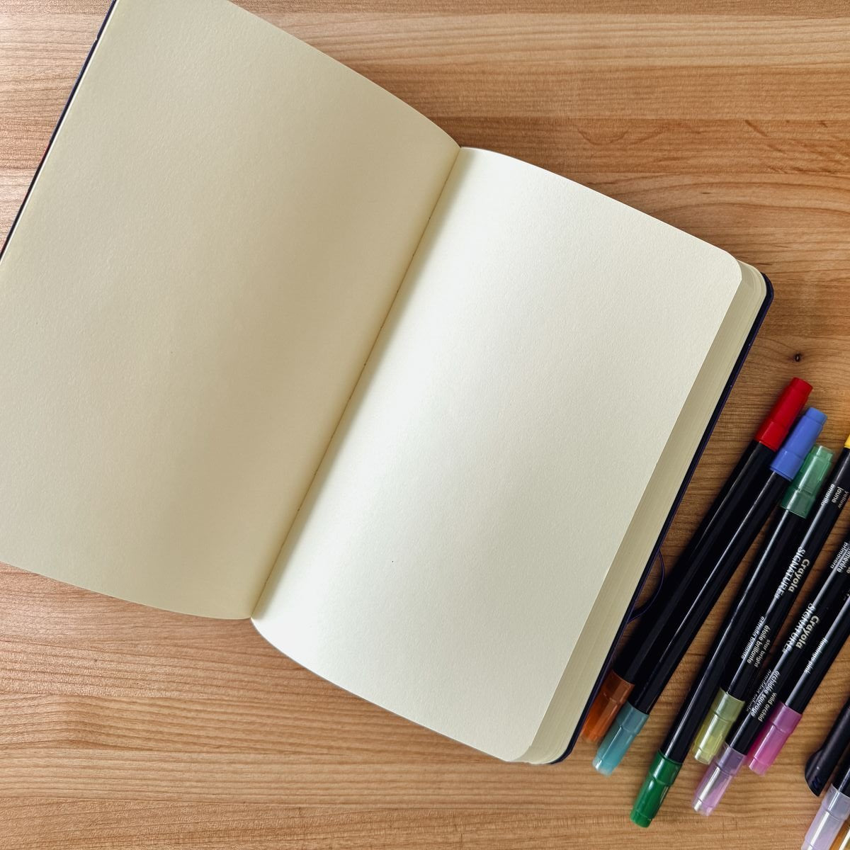 Foto de cuaderno con hoja blanca