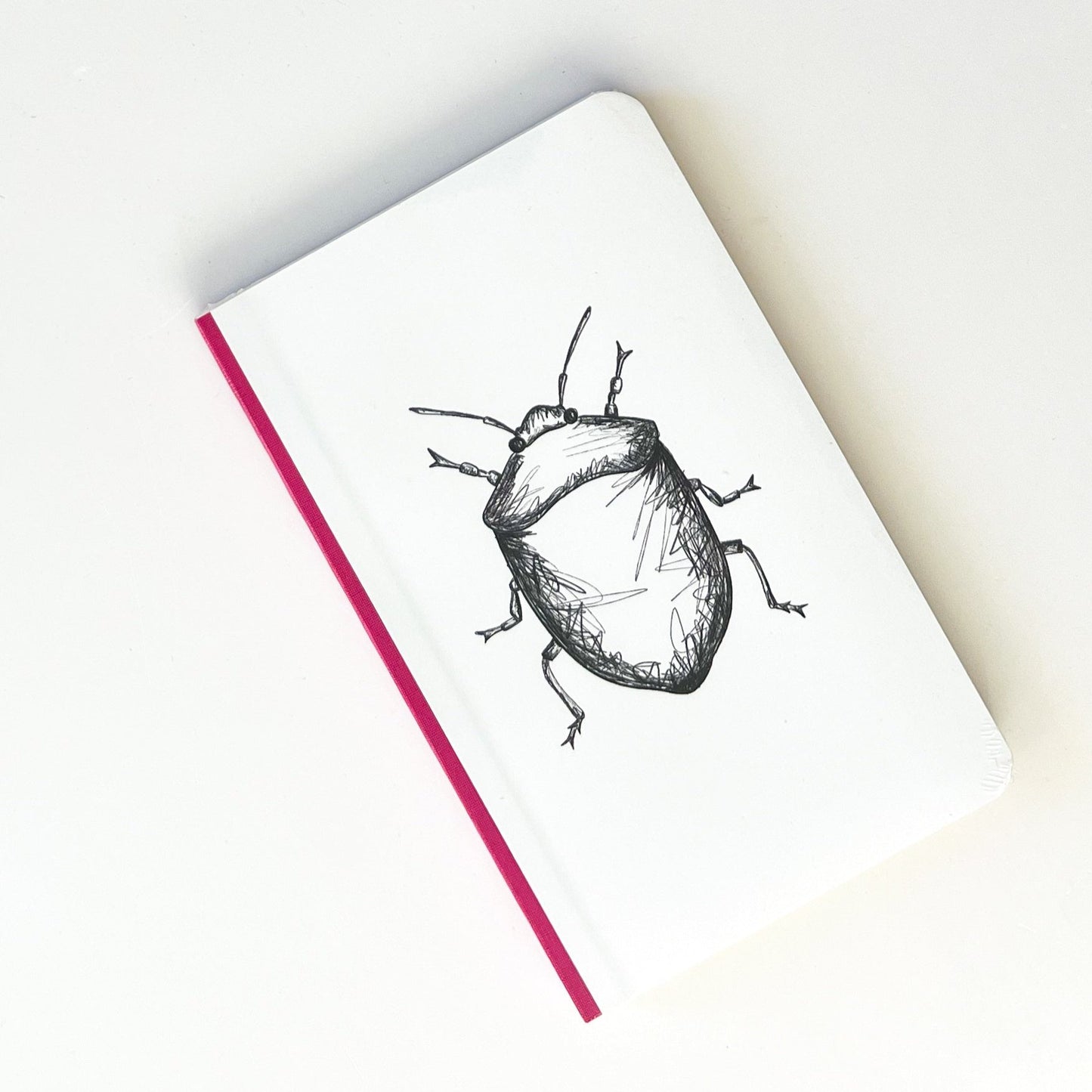 Foto de libreta con dibujo de escarabajo