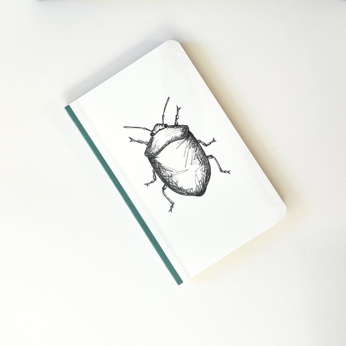 Foto de libreta con dibujo de escarabajo