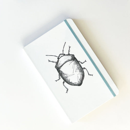 Foto de libreta con dibujo de escarabajo