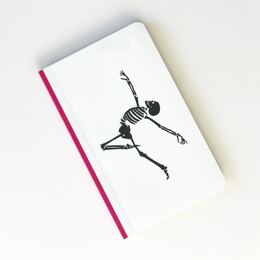 Foto de libreta chica con dibujo de calaca bailando