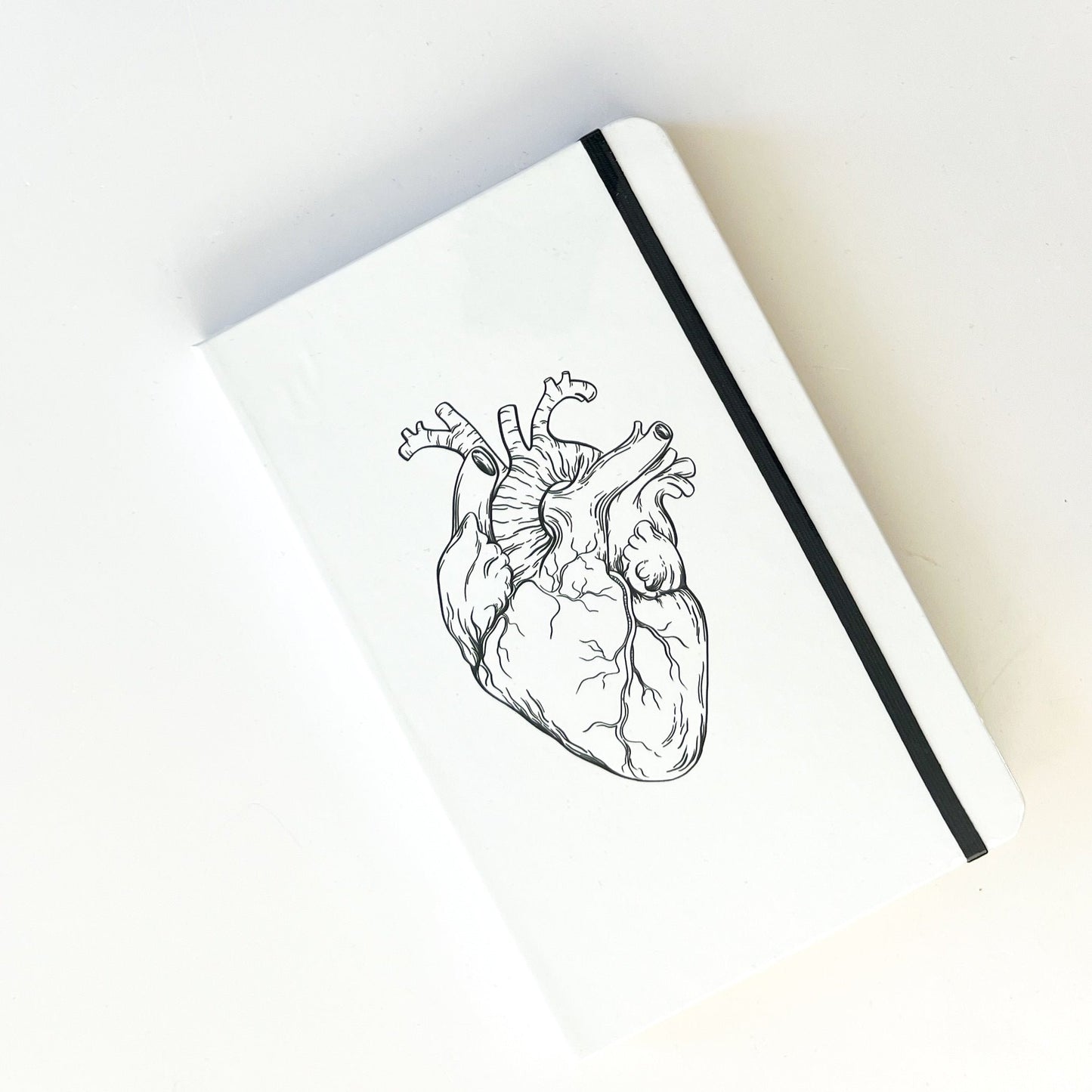 Foto de libreta grande con dibujo de corazón