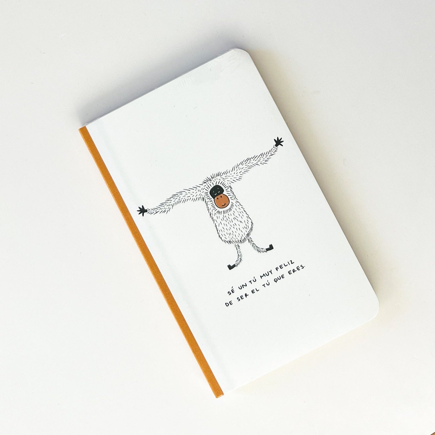 Foto de libreta con dibujo de Se un tú muy feliz de ser el tú que eres con un chango