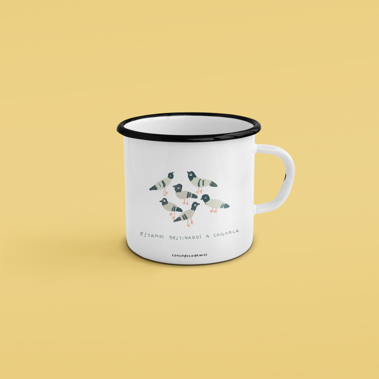 Taza de peltre con dibujo de palomas y texto estamos destinados a cagarla