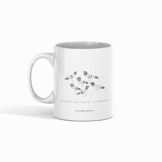 Taza de porcelana con dibujo de palomas, estamos destinados a cagarla