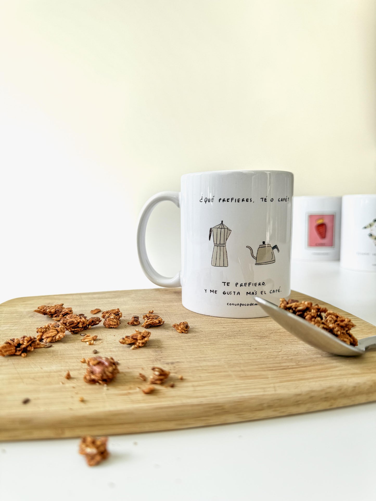 Taza de porcelana con dibujo de ¿Qué prefieres, té o café? con tabla de madera y granola