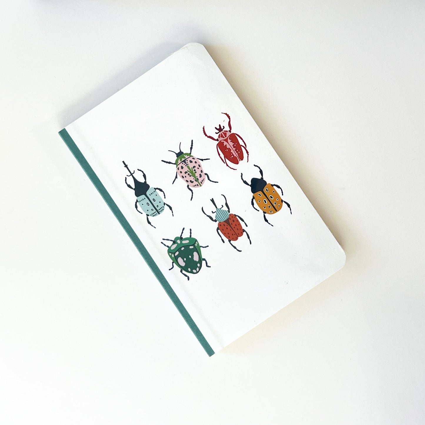 Libreta con dibujo de bichos de colores
