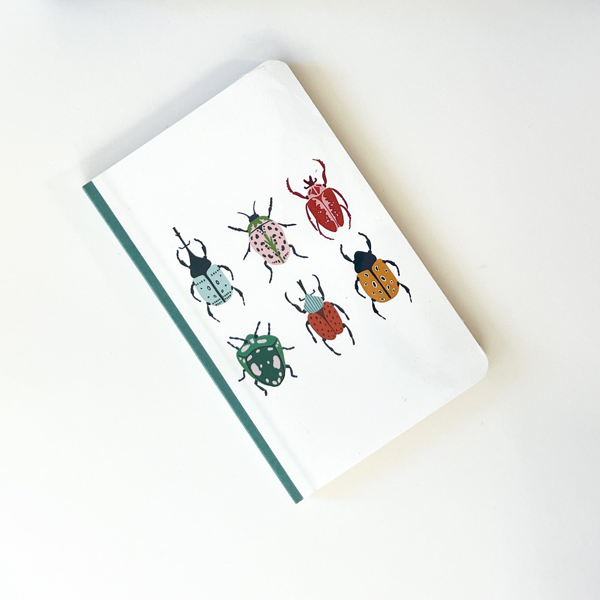 Libreta con dibujo de bichos de colores