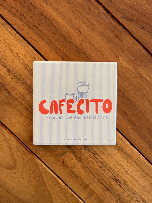 Coaster portavazos con dibujo de cafecito antes de que empiece el caos
