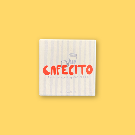 Coaster portavazos de cerámica con dibujo de Cafecito - antes de que empiece el caos