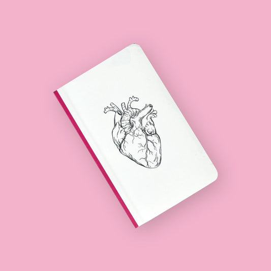 Foto de libreta con dibujo de corazón y lomo rosa y fondo