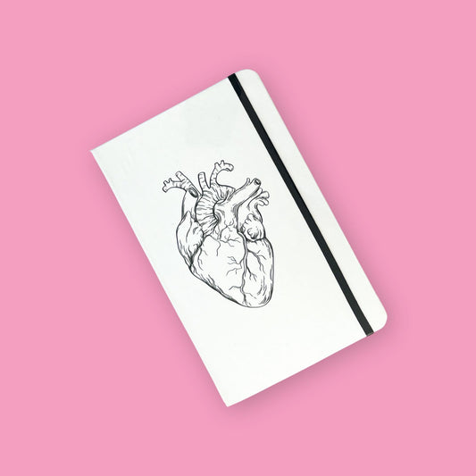 Foto de libreta grande con dibujo de corazón