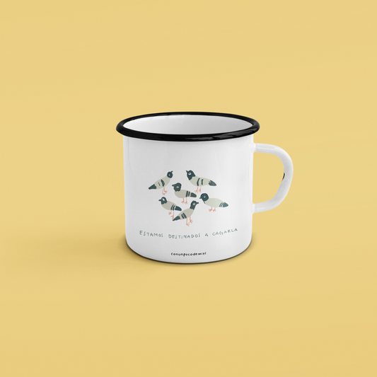 Taza de peltre con dibujo de palomas y texto estamos destinados a cagarla