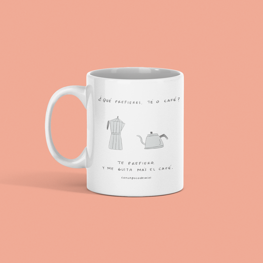 Taza de porcelana con dibujo de ¿Qué prefieres, té o café?