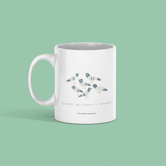 Taza de porcelana con dibujo de palomas, estamos destinados a cagarla