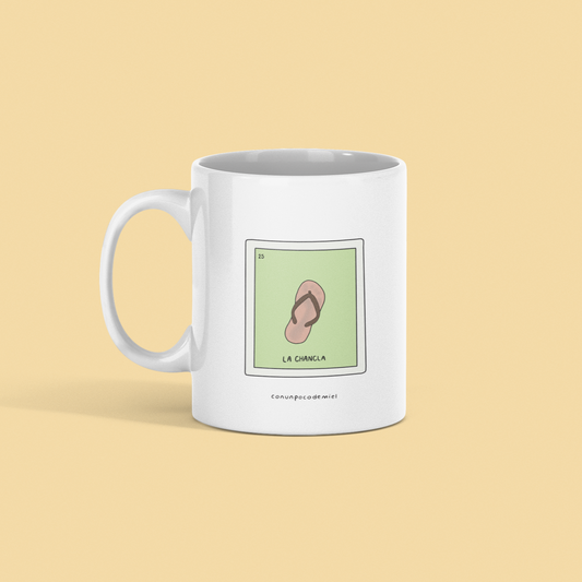 Taza de porcelana de lotería mexicana con dibujo de La Chancla