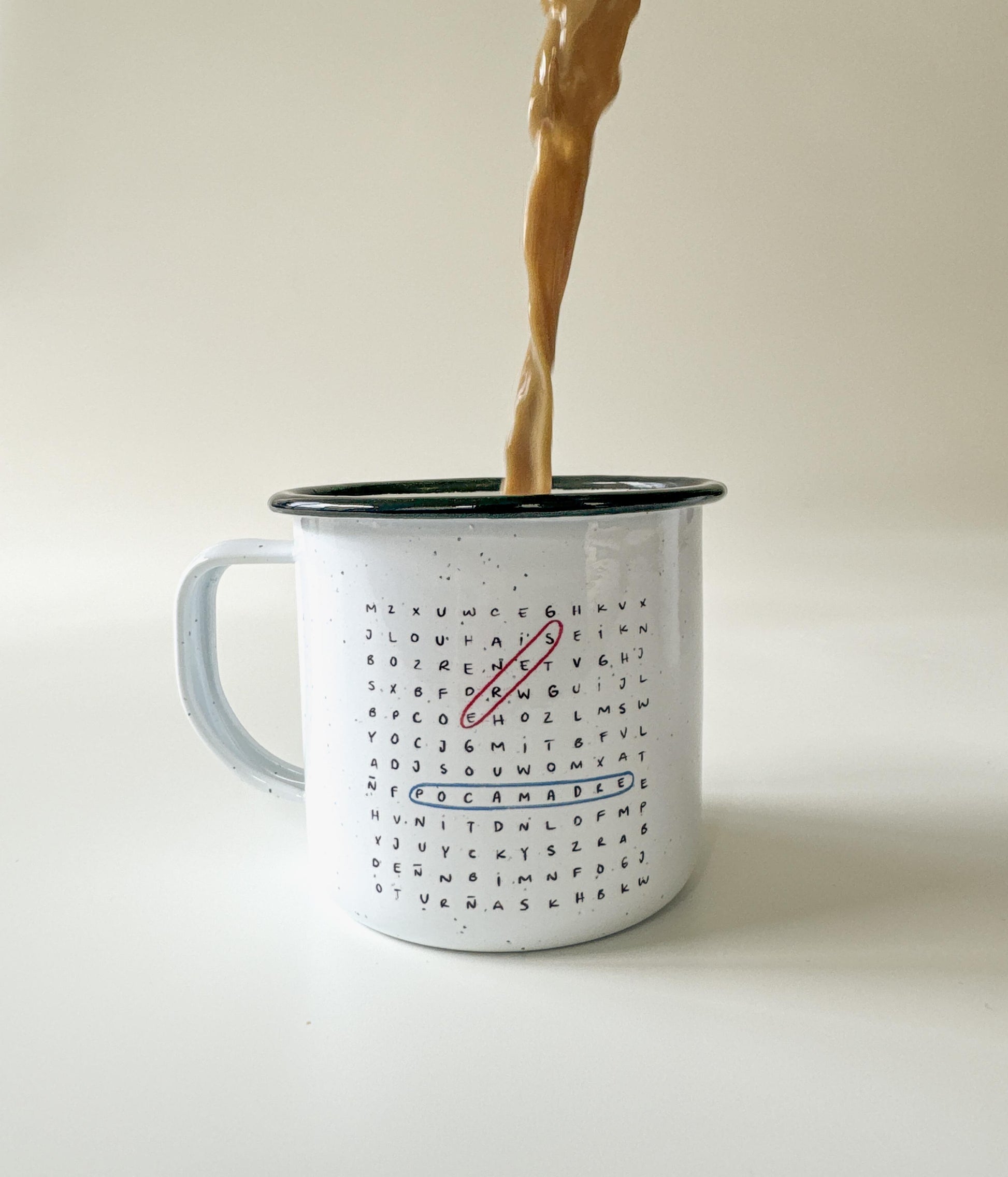 Taza de peltre con sopa de letras eres poca madre sirviendo café