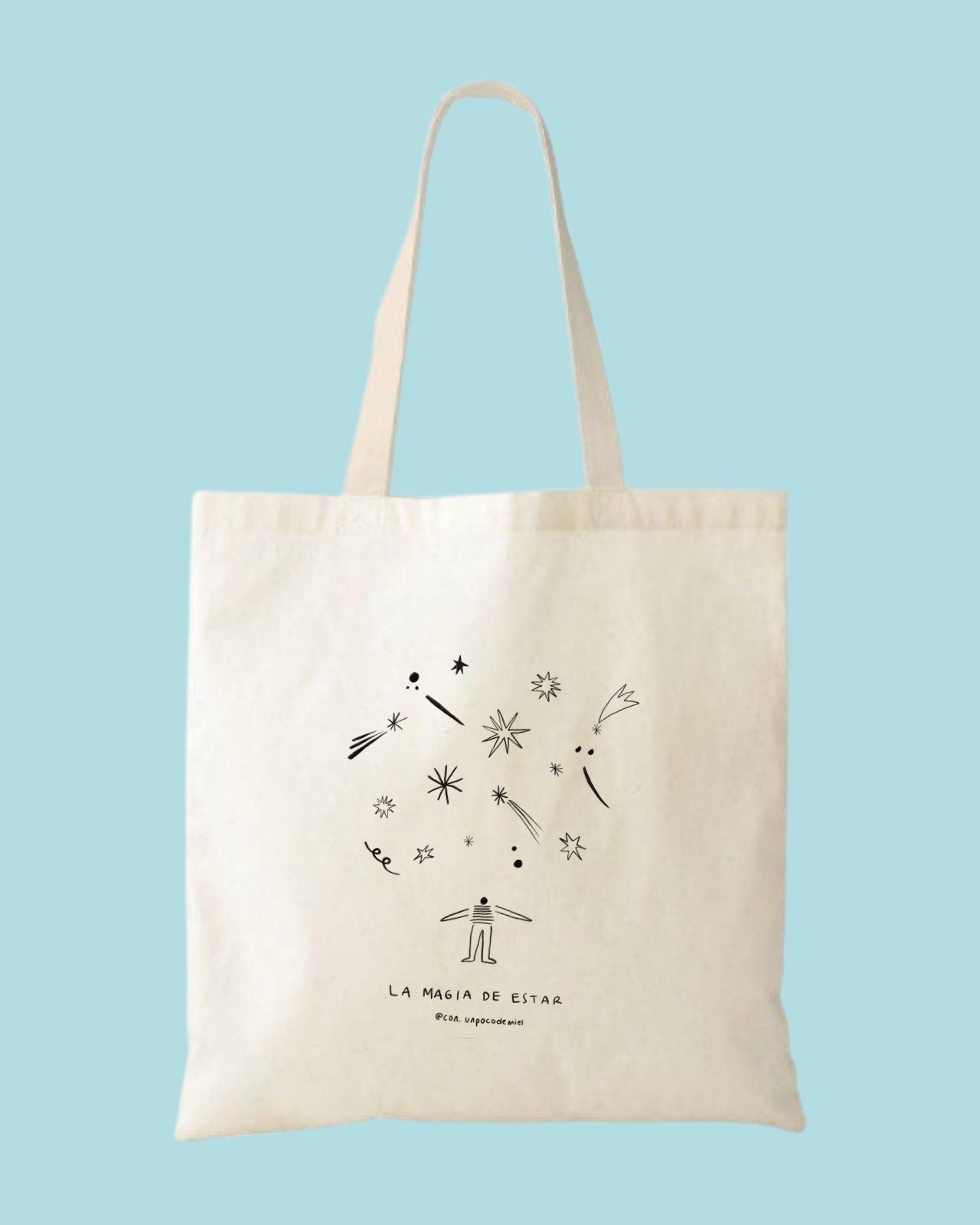 Foto de totebag con dibujo de la magia de estar con fondo azul