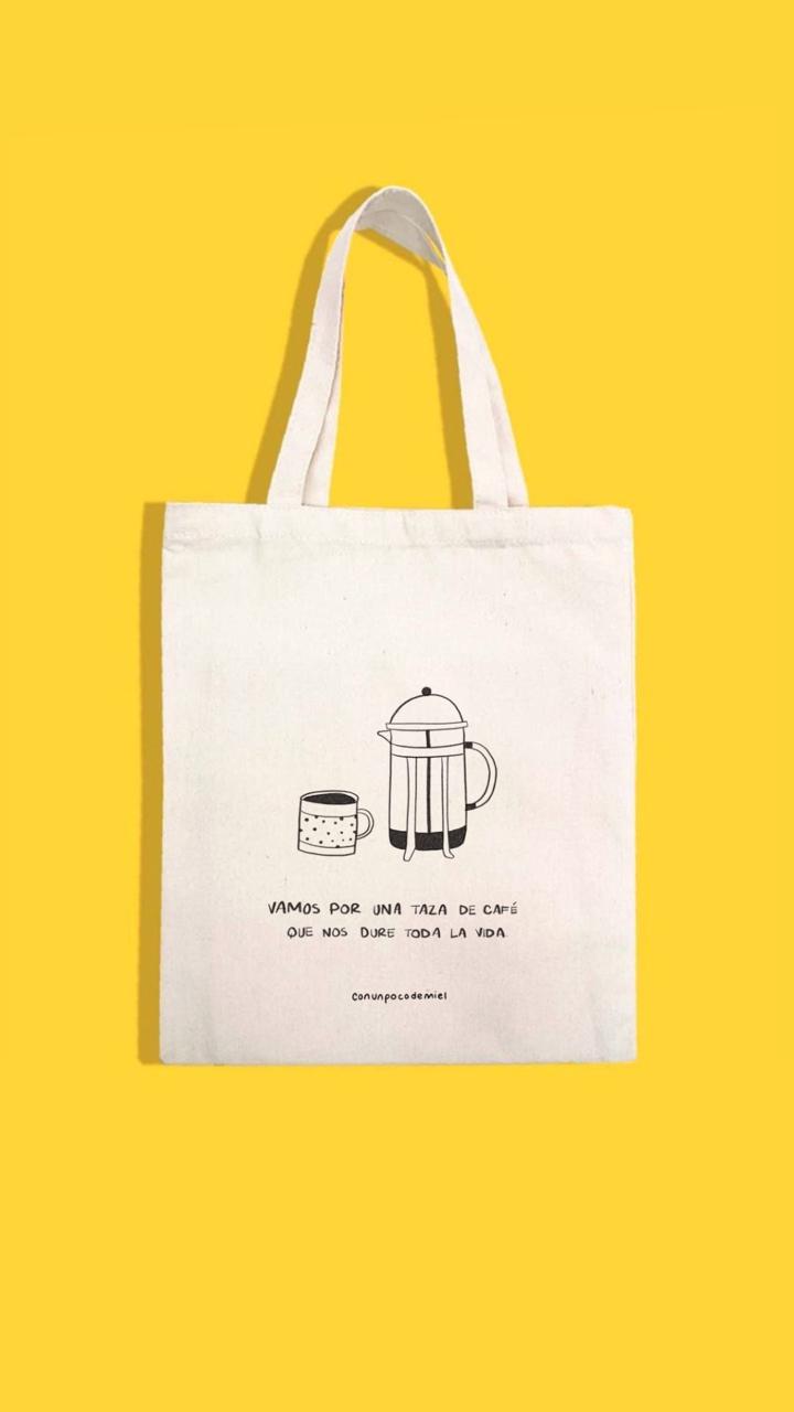 Totebag con dibujo de vamos por una taza de café que nos dure toda la vida con fondo amarillo